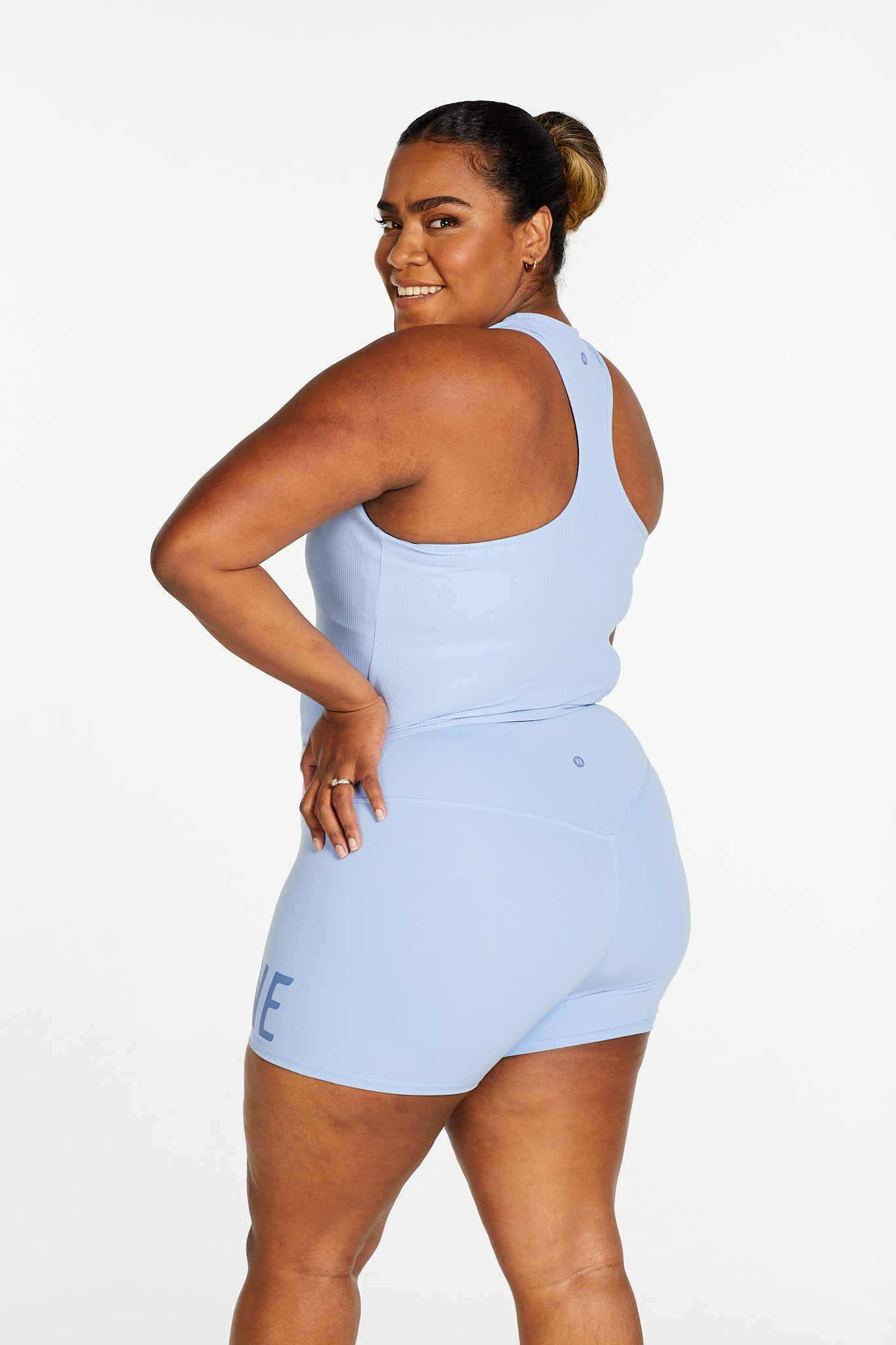 SUMMER STAPLE MID SHORT SKY BLUE