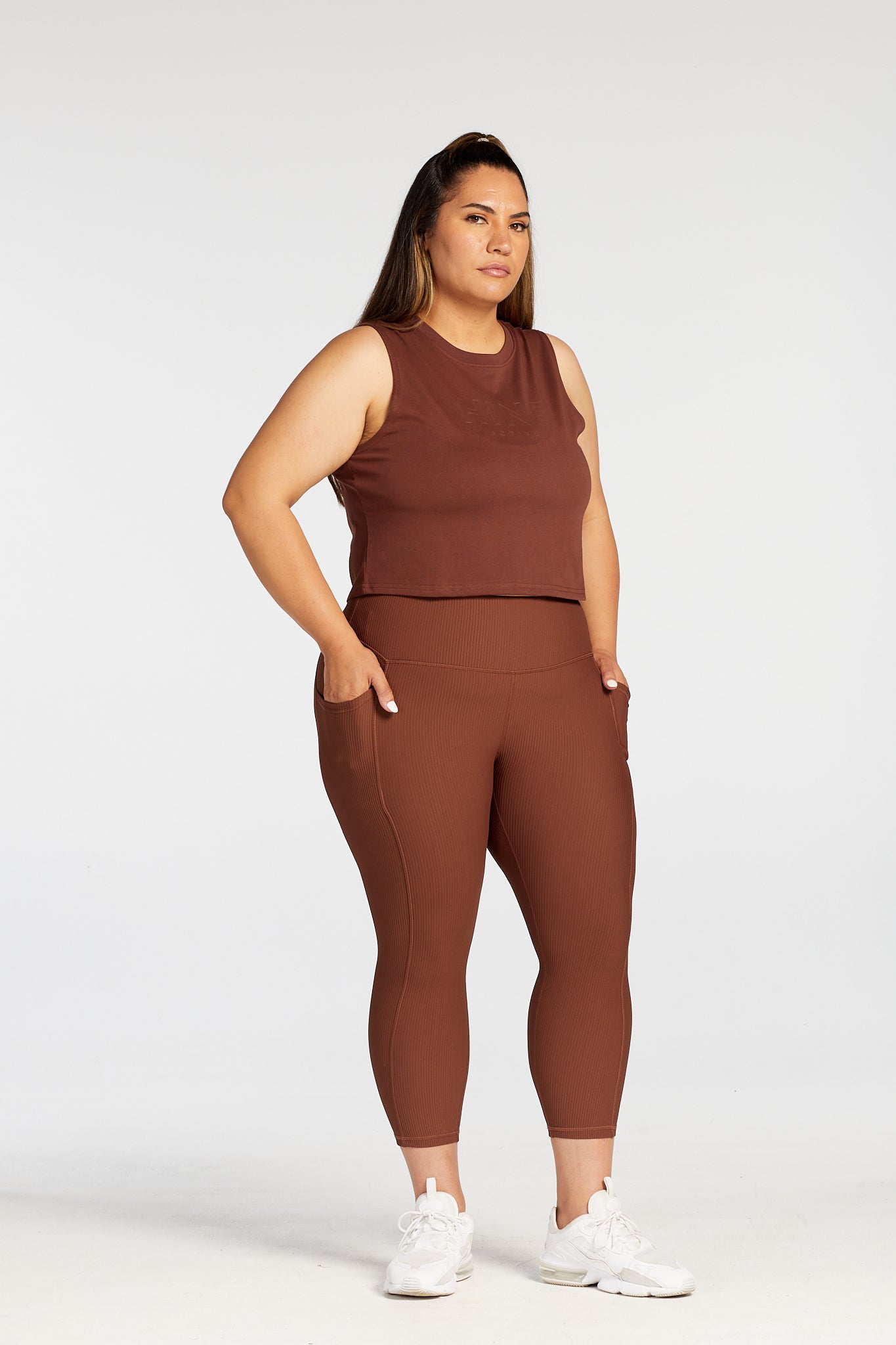 SIGNATURE CROP MUSCLE SINGLET CHOCOLATE